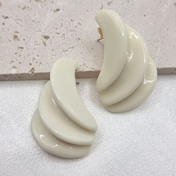 New ZARA Shell Resin Stud Earrings Vintage Art Deco Retro Style - Picture 3 of 8